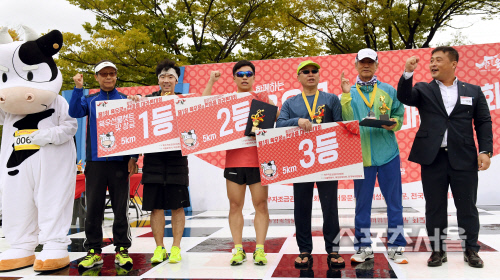 [포토] 육우로(路) 한마음 마라톤 대회, 남자 5km 부문...영광의 수상자들!
