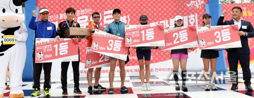 [포토] 육우로(路) 한마음 마라톤 대회, 남녀 10km 부문 수상자들!