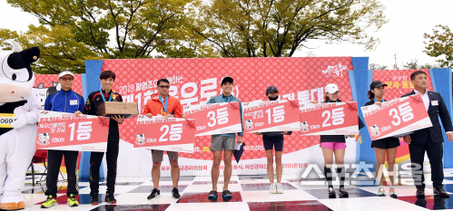 [포토] 육우로(路) 한마음 마라톤 대회, 10km 부문...영광의 수상자들!