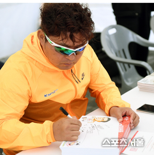 [포토] 황영조, 육우로(路) 한마음 마라톤 대회을 위한 팬사인회!