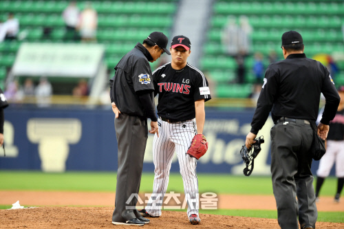 [포토] 고우석 '마운드가 안 좋아요'