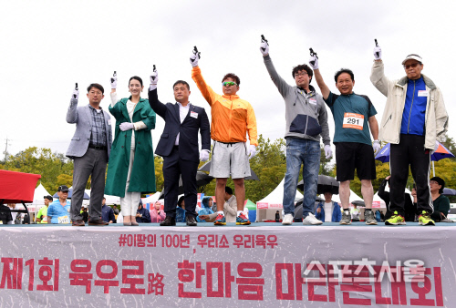 [포토] '2019 육우로(路) 한마음 마라톤 대회' 내빈들의 출발 총성!