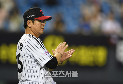 [포토]류중일 감독, 선수들에게 박수를!