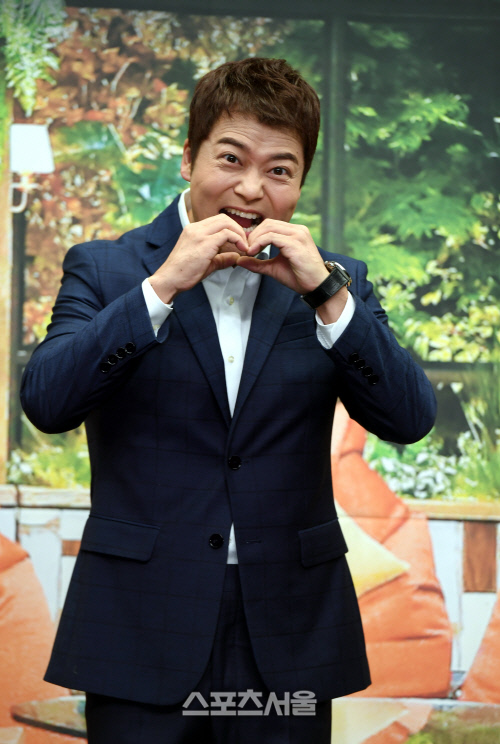 [포토] 전현무 '책 쇼핑음 마스터, 책 읽기는 초보자'