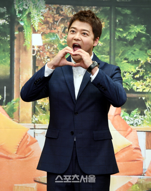 [포토] 전현무, 독서 비기너