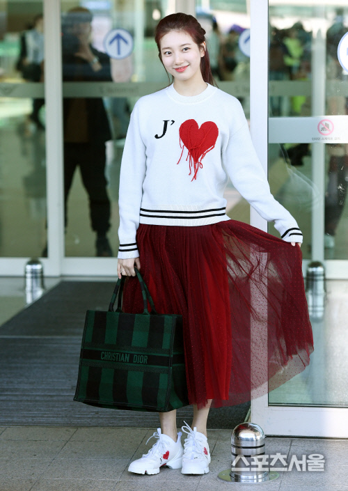 [포토] 수지, 공항 패션 완성~