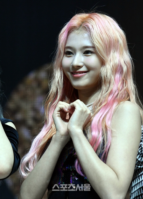 [포토] 트와이스 사나 '사랑해요'