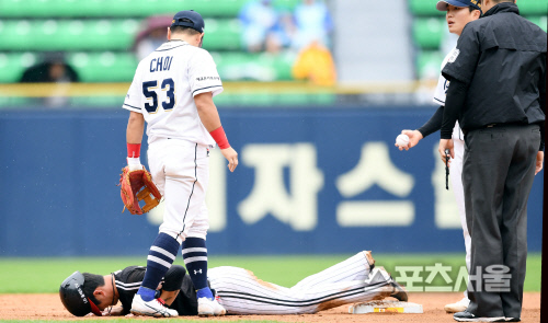 [포토] 오지환, 도루중 상대와 부딪혀 부상으로 교체