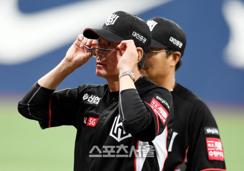 [포토] 이강철 감독 \'이제 5위로 올라왔어\'