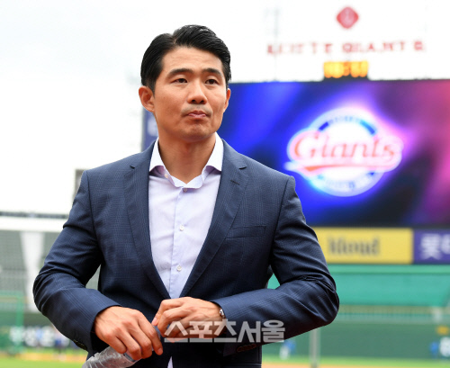 [포토] 성민규 롯데 단장 \'긴장 되네\'