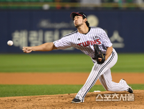 [포토] LG 유원석, 1군 데뷔를 치르는 역투!