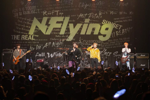 엔플라잉, 파리 콘서트 현지 팬 한국어 '떼창'...첫 글로벌 투어 마무리