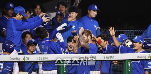 [포토] 삼성 구자욱, 덕아웃을 열광시키는...시즌 15호 홈런!