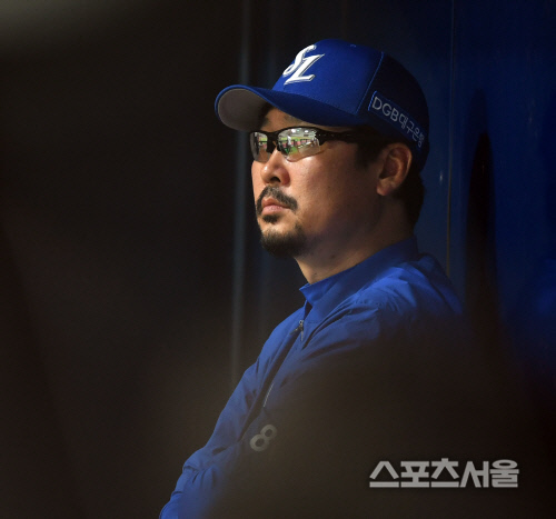 [포토]그라운드 응시하는 김한수 감독