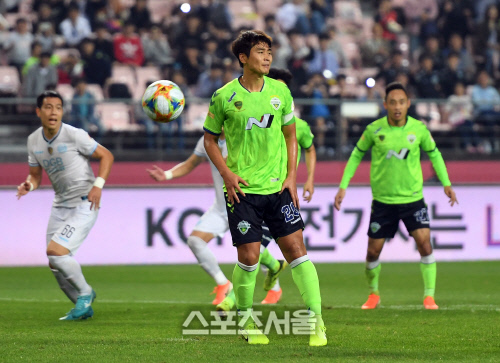 [포토]전북 이동국, 골대 강타하는 페널티킥 실축