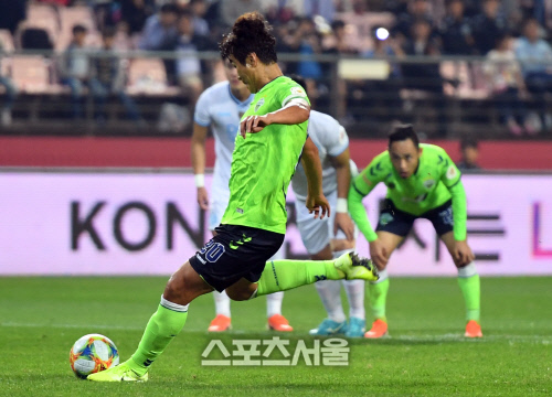 [포토]전북 이동국, 힘껏 찼는데....