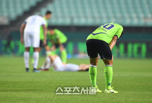 [포토]고개 떨군 전북 이동국