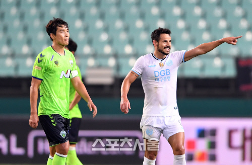 [포토]희비가 교차하는 이동국과 세징야