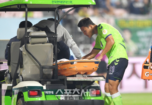 [포토]박기동 걱정스레 바라보는 권경원