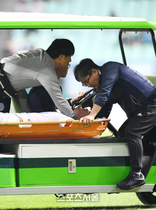 [포토]급히 후송되는 대구 박기동