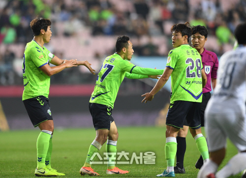 [포토]이동국-문선민, 핸드볼 파울이잖아요!