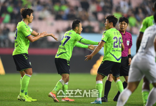 [포토]전북 이동국-문선민, 손에 맞았다구요!