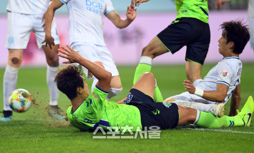 [포토]페널티킥 얻어내는 이동국