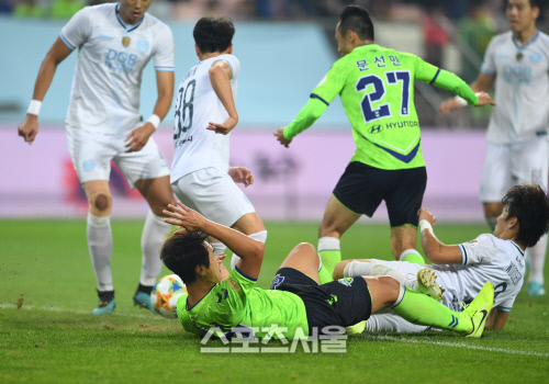 [포토]페널티킥 얻어내는 전북의 이동국