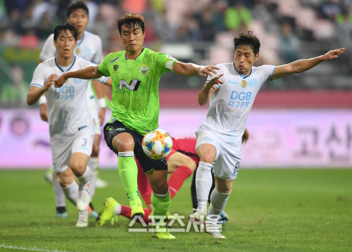 [포토]이동국과 김선민, 치열한 볼다툼(전북-대구)