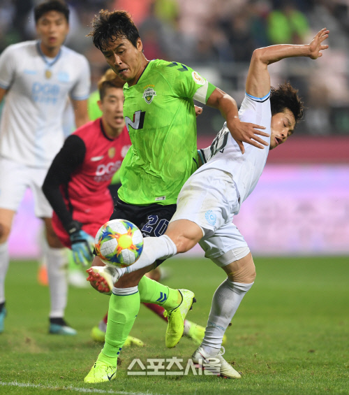 [포토]치열한 볼다툼 벌이는 이동국과 김선민