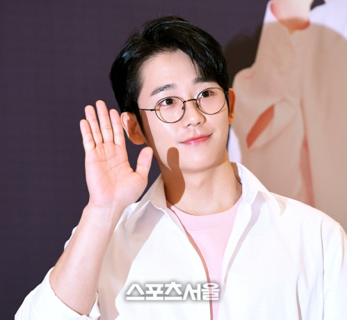 [포토] 정해인, 훈훈한 손인사~