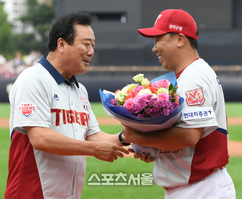[포토] KIA 이범호, 유승안 경찰야구단 감독에게...