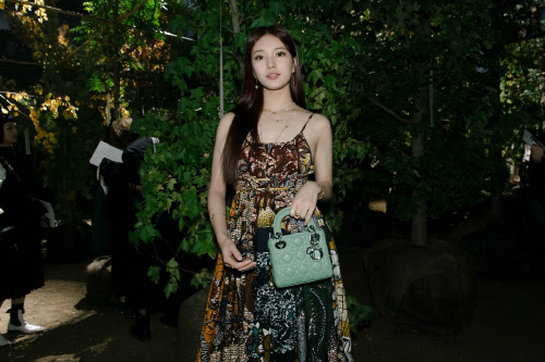 수지, 비현실적인 외모로 파리를 홀렸다[★화보]