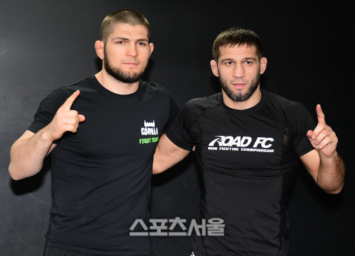 공개훈련을 끝낸 하빕과 샤밀, 친밀함이 뚝뚝 떨어지네[포토]