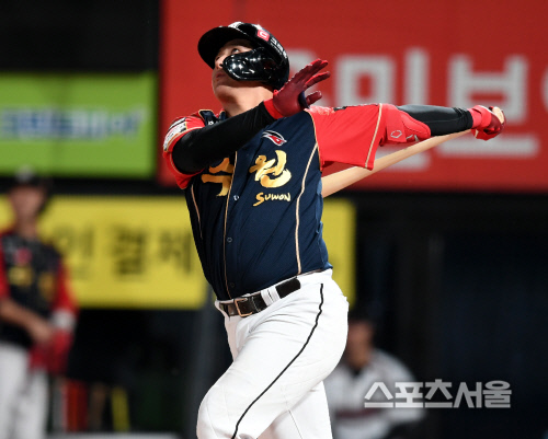 황재균, 임찬규 상대 19호 홈런…5년 연속 200루타 달성