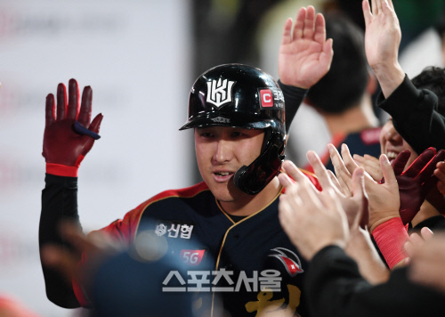 [포토]KT 황재균, LG 임찬규 상대 시즌 19호 홈런