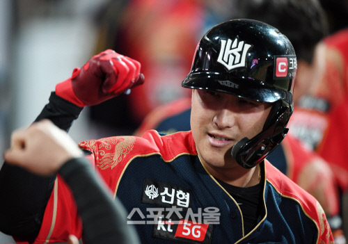 [포토]솔로 홈런으로 동점 만드는 KT 황재균