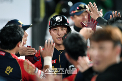 [포토]KT 황재균, 동점 솔로포로 시즌 19호 홈런