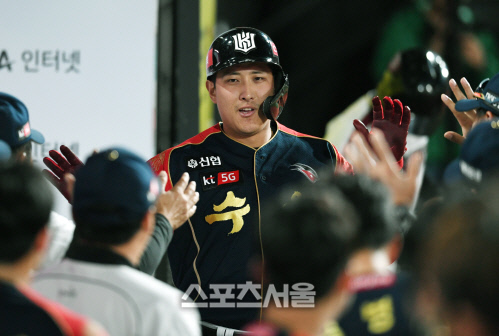 [포토]KT 황재균, LG 임찬규 상대 동점 솔로 홈런