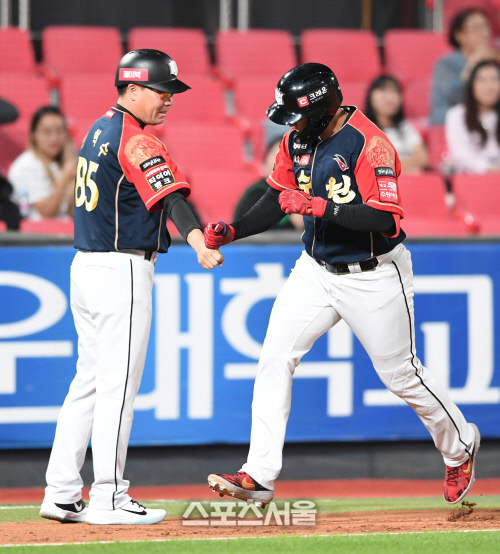 [포토]KT 황재균, 동점 솔로 홈런으로 5년 연속 200루타