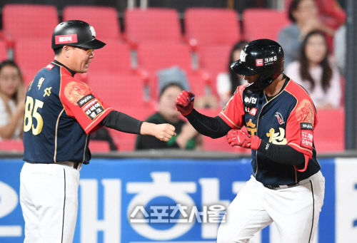 [포토]솔로 홈런으로 5년 연속 200루타 기록하는 황재균