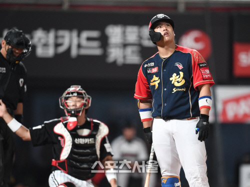 [포토]KT 강백호, 장외 홈런 아닌 파울이네...