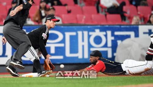 [포토]KT 로하스, 과감한 주루 플레이로 3루 안착