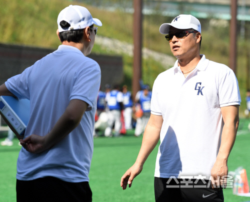 [포토] 이야기 나누는 구대성 감독-박충식 단장