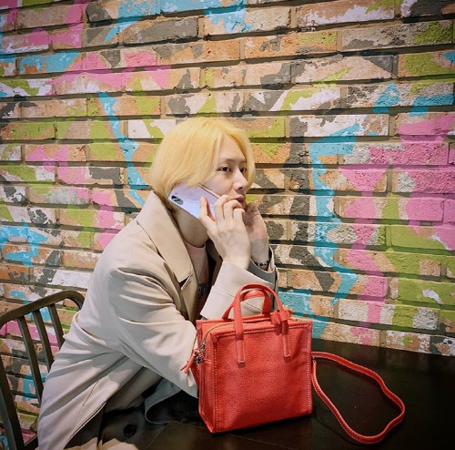 김희철, 우주대스타의 '레드 포인트' 공항패션 포착 "몇 년만의 공항패션"