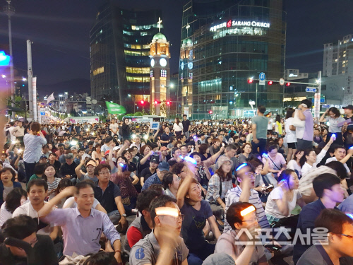 "검찰 개혁 하루빨리 해야"…뿔난 200만 인파, 촛불들고 한 목소리