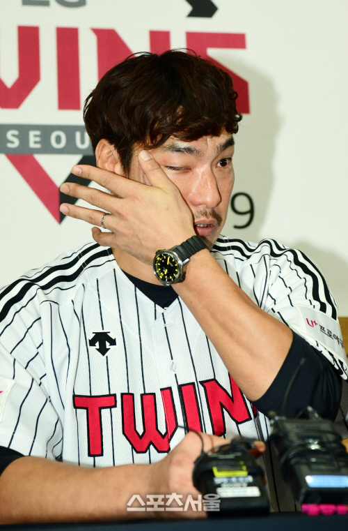 [포토]LG 이동현, 은퇴 기자회견 중 눈물