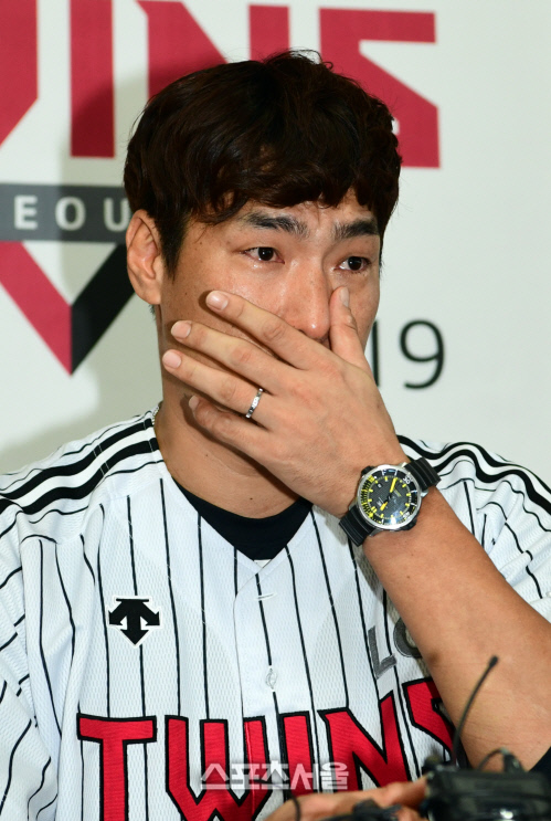 [포토]LG 이동현, 눈물의 은퇴 기자회견