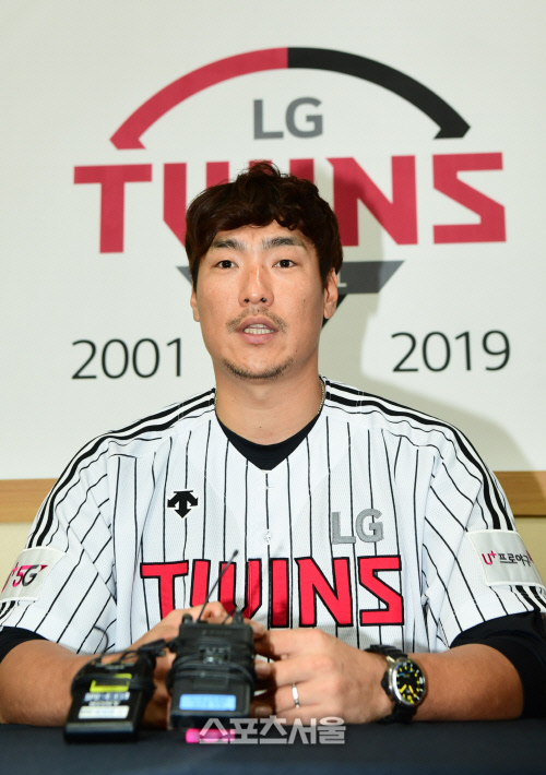 [포토]은퇴 기자회견 하는 LG 이동현