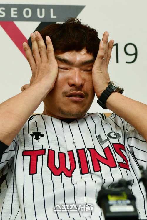 [포토]LG 이동현 은퇴 기자회견, 눈물 훔치며...